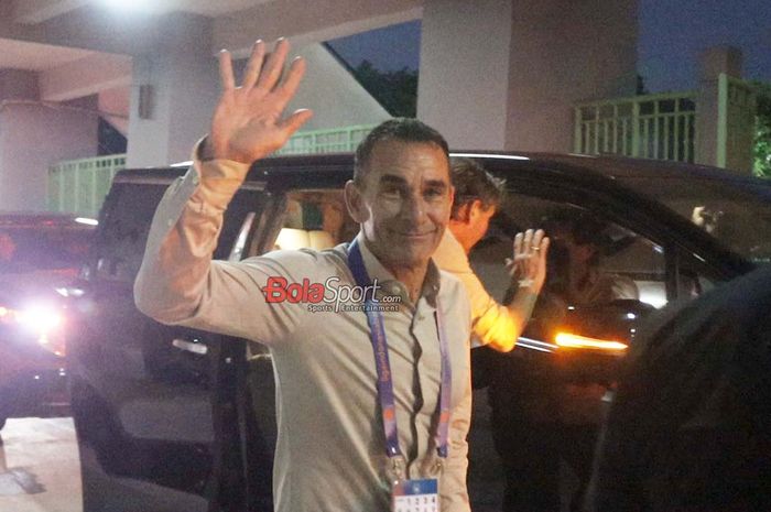 Asisten pelatih timnas Indonesia, Gerald Vanenburg, menyapa saat hadir di Stadion Patriot Candrabhaga, Bekasi, Jawa Barat, Minggu (2/2/2025).