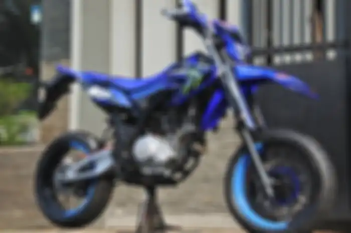 Kaki-kaki gambot, hilang kesan trailnya. Berubah menjadi supermoto.