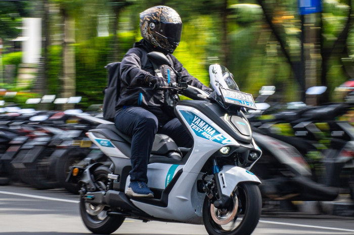 Yamaha E01 mengeliling Jakarta selama 8 jam