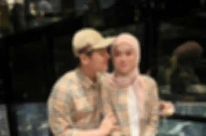 Pasangan artis Lesti Kejora dan Rizky Billar pamer kemesraan di depan para karyawan bak dunia hanya milik berdua.