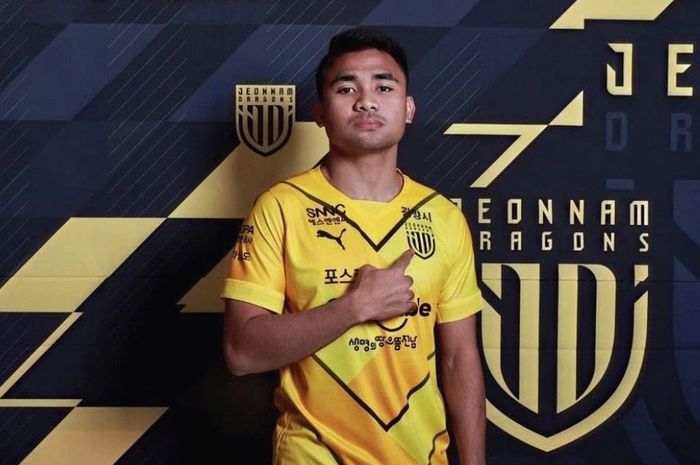 Asnawi Mangkualam saat memggunakan jersey Jeonnam Dragons.