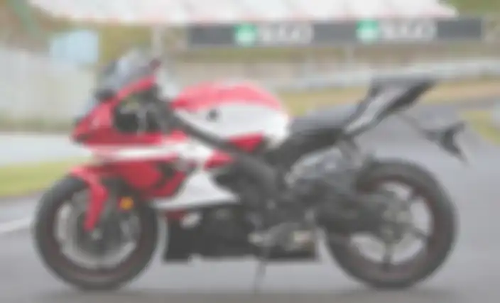 Livery klasik menempel di bodi Yamaha R6 yang modern terlihat cocok juga