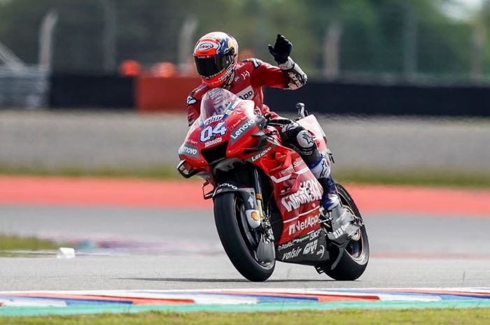 Pembalap tim Ducati, Andrea Dovizioso melakukan selebrasi usai  melakoni seri MotoGP Argentina, Minggu (31/3/2019)