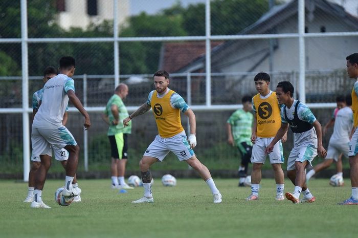 Pemain Persib Bandung menjalani sesi latihan jelang laga pekan ke-29 Liga 1 2023/2024 melawan Persikabo 1973, Rabu (13/3/2024).