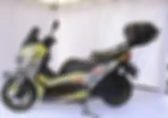 Bukan Kinclong, Melakukan Ini ke Motor yang Dilapisi Stiker Justru Bikin Buram