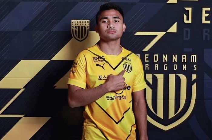 Asnawi Mangkualam saat memggunakan jersey Jeonnam Dragons.