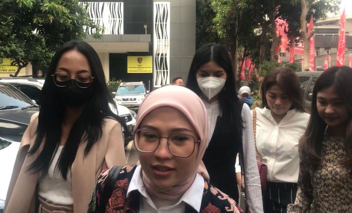 Delapan korban dugaan pelecehan diperiksa didampingi kuasa hukum, Mellisa Anggraini di Pelayanan Perempuan dan Anak di Polda Metro Jaya pada Senin (14/8/2023).