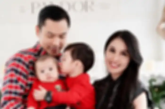 Sandra Dewi dan keluarga