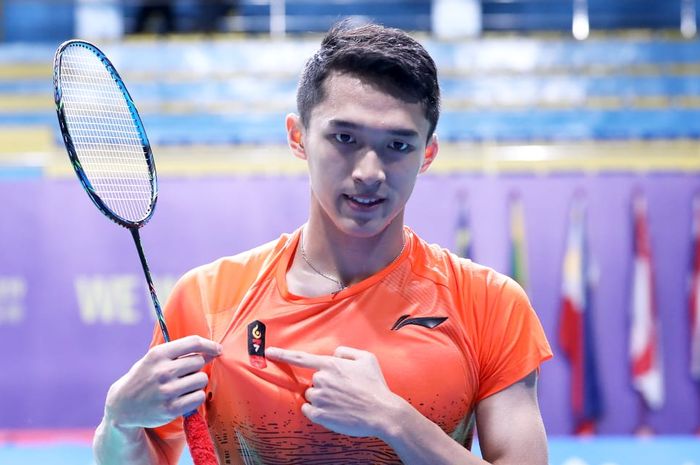 Pebulu tangkis tunggal putra Indonesia, Jonatan Christie, berpose setelah menyumbangkan poin pertama untuk Indonesia pada final beregu putra SEA Games 2019 di Muntinlupa Sports Center, Rabu (4/12/2019).