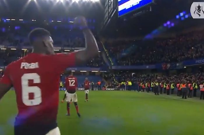 Gelandang Manchester United, Paul Pogba, merayakan kemenangan atas Chelsea dalam laga ronde kelima Piala FA di Stadion Stamford Bridge, Senin (18/2/2019).