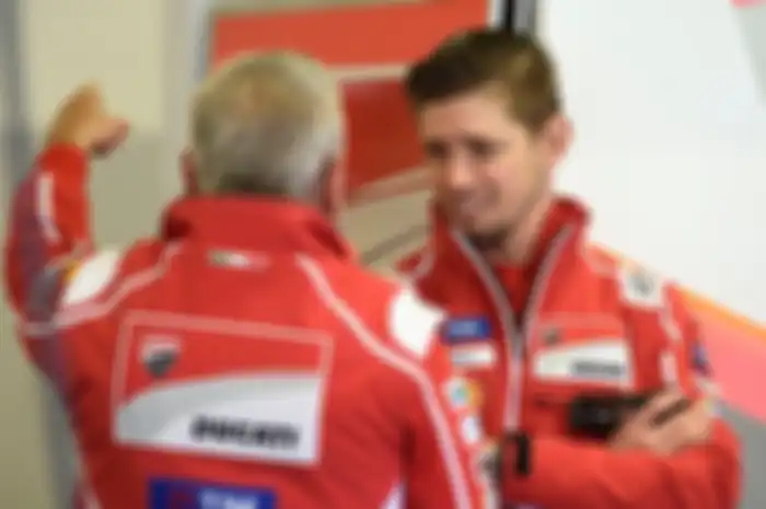 Casey Stoner (kanan) berbicara dengan crew Ducati Corse.