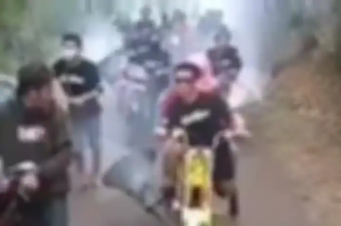 Gerombolan anak muda konvoi sambil geber motor