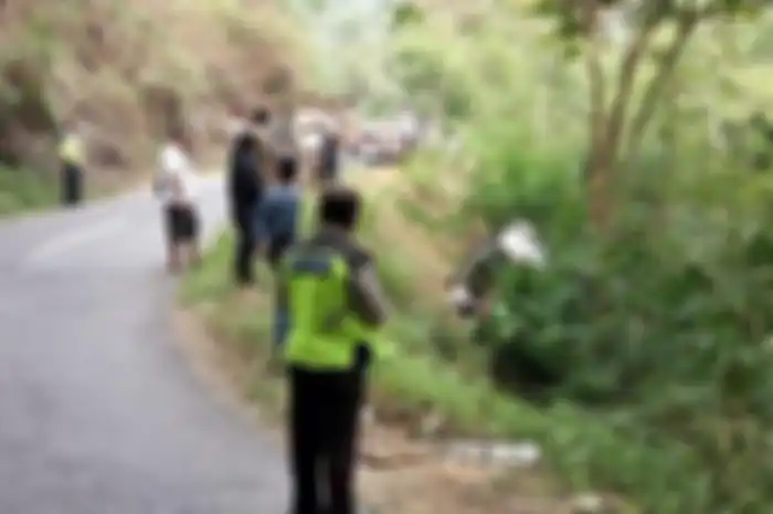 Mobil terjun ke jurang sedalam 3 meter karena menghindari motor