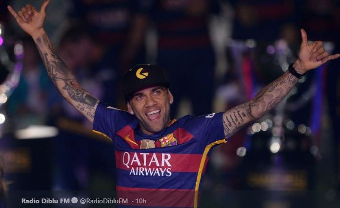 Bek Paris Saint-Germain (PSG) Dani Alves, saat masih memperkuat FC Barcelona.