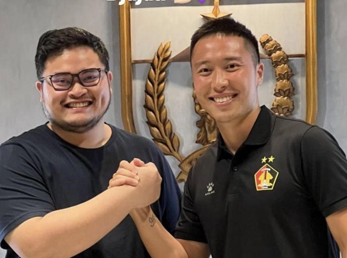 Kapten Persik Kediri, Arthur Irawan, dan Bupati Kediri, Hanindhito Himawan Pramana.