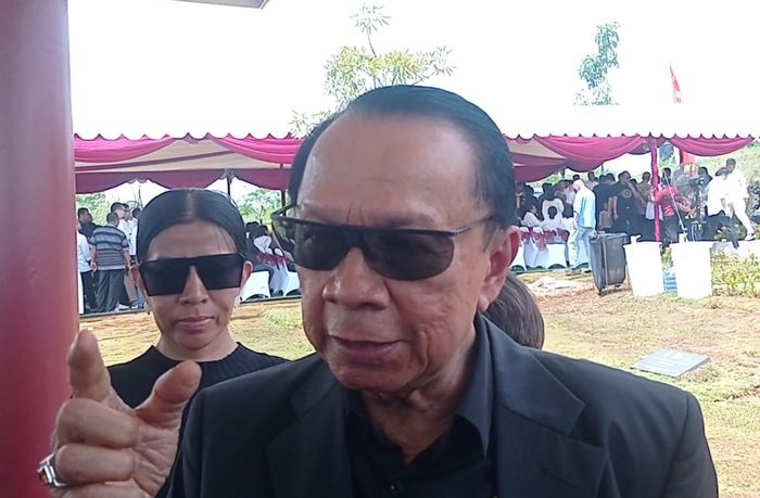 Muara Karta menyebut jika Denada memiliki tiga orang anak kandung. Penyataan kontroversial Muara Karta ini langsung mendapat respon dari pihak Denada.