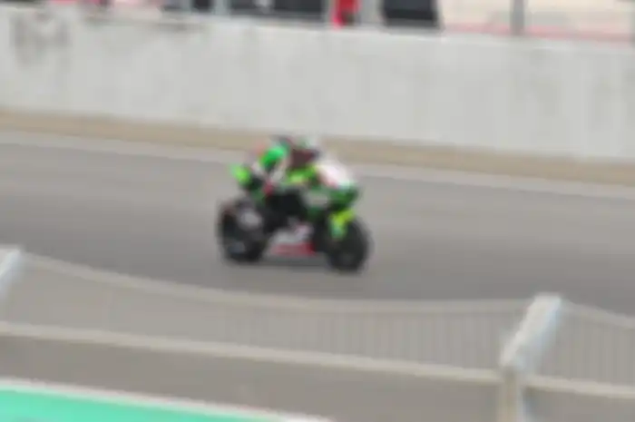Pembalap WSBK Mandalika 2022, Alex Lowes (Kawasaki Racing Team) saat melewati finish lane di Sirkuit Mandalika.