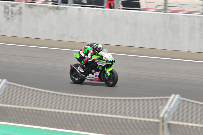 Pembalap WSBK Mandalika 2022, Alex Lowes (Kawasaki Racing Team) saat melewati finish lane di Sirkuit Mandalika.