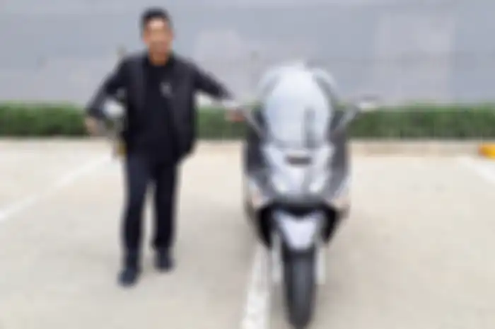 M Fadli berpose dengan Piaggio XEvo 250-nya