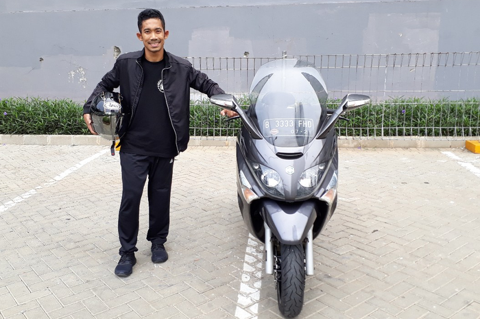 M Fadli berpose dengan Piaggio XEvo 250-nya