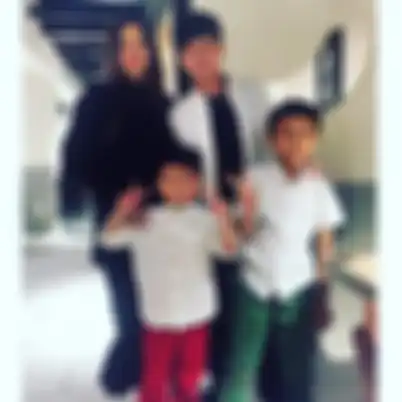Emilia Hanafi bersama ketiga anaknya dari Faisal Nasimuddin