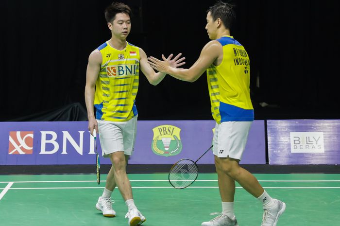 Pasangan ganda putra nomor satu dunia asal Indonesia, Marcus Fernaldi Gideon/Kevin Sanjaya Sukamuljo, melakukan tos di sela pertandingan melawan Pramudya Kusumawardana/Yeremia Erich Yoche Yacob Rambitan pada Simulasi Olimpiade Tokyo 2020 di Hall Pelatnas PP PBSI, Cipayung, Jakarta Timur, Kamis (17/6