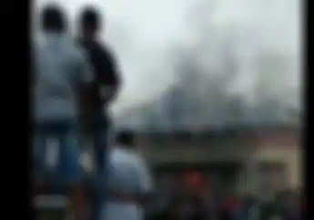 Sambil Berteriak Emosi, Polsek Bendahara Aceh Ludes Dibakar Massa, Motor dan Mobil Gosong Dilalap Api