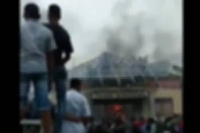 Polsek Bendahara Aceh Tamiang ludes dibakar massa.