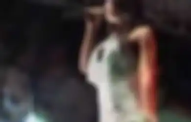 Nekat Buka Baju dan Bra di Atas Panggung, Biduan Ini Goyang Panas Demi Saweran Ratusan Ribu, Endingnya Buat Syok
