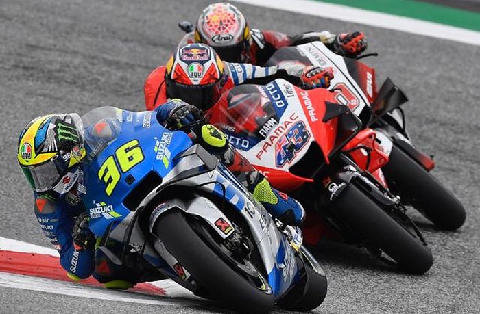 Pembalap Suzuki Escstar, Joan Mir, saat memimpin balapan MotoGP Styria di Red Bull Ring, Austria. 23 Agustus 2020. Tampak Joan Mir sedang diikuti oleh Jack Miller (Pramac Racing/43) dan Takaaki Nakagami (LCR Honda/30). 