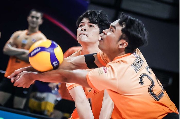 Outside hitter Nakhon Ratchasima VC, Anurak Phanram, melakukan receive saat menghadapi JTEKT Stings pada perempat final AVC Champions League 2026 di GOR Terpadu Ahmad Yani, Pontianak, Kamis, 14 Mei 2026.