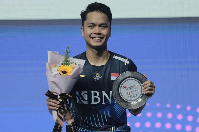 Tunggal putra Indonesia, Anthony Sinisuka Ginting, berpose di podium setelah menjuarai Singapore Open 2023 di Singapore Indoor Stadium, Kallang, Singapura, 11 Juni 2023.