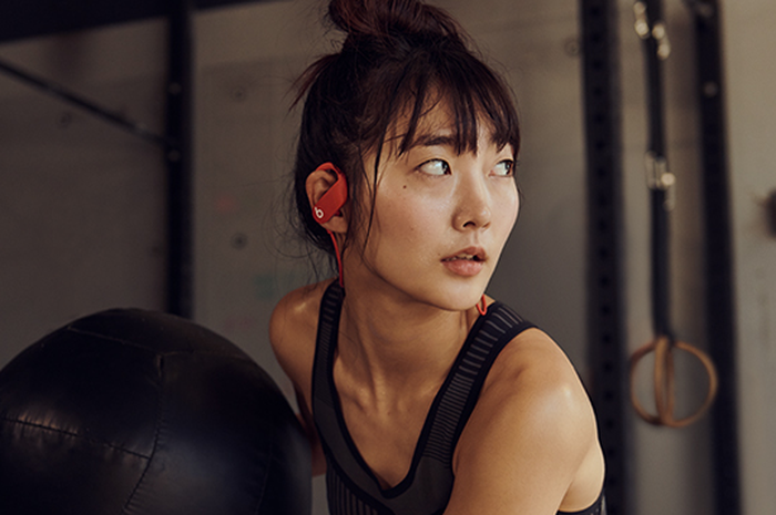 Ilustrasi pengguna Powerbeats 4