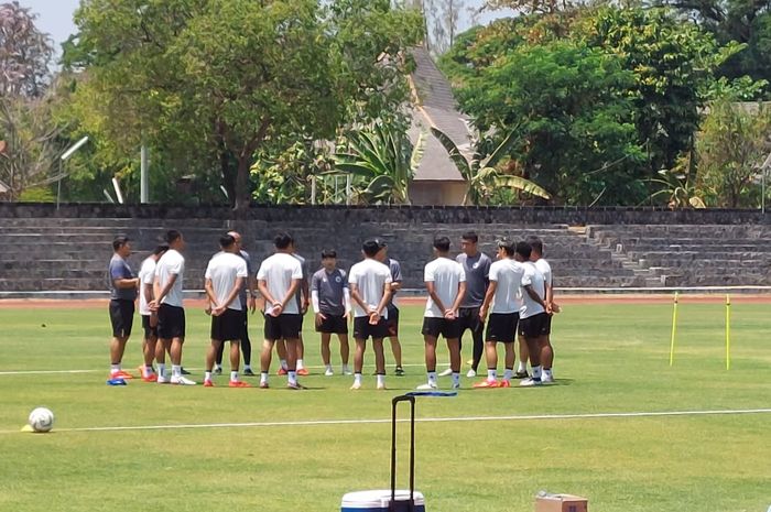 Suasana latihan timnas U-23 Indonesia di Stadion Sriwedari, Solo, Minggu (10/9/2023).