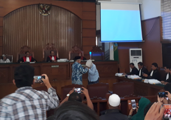 Ratna Sarumpaet Bersalaman dan Cium Tangan Amien Rais di Ruang Sidang