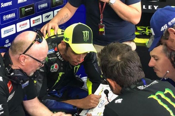 Pembalap Monster Energy Yamaha, Valentino Rossi sedang berdiskusi dengan krunya pada MotoGP Catalunya 2019