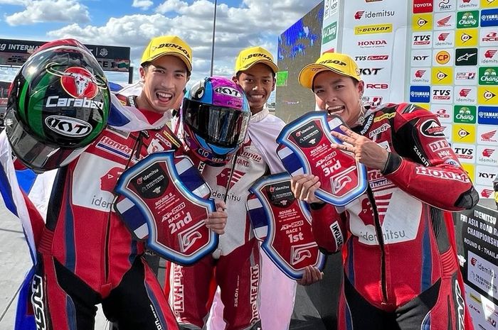 Pembalap Astra Honda Racing Team, Veda Ega Pratama (tengah), memenangi balapan pertama kelas AP25 dari Asia Road Racing Championships 2023 di Sirkuit Chang, Buriram, Thailand, 2 Desember 2023. 