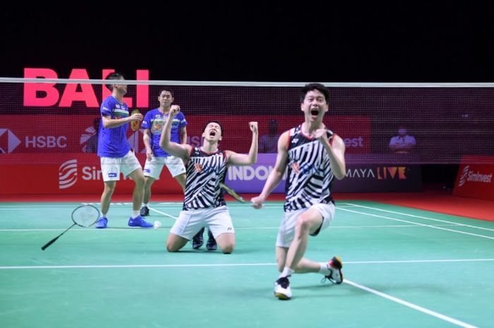 Ekspresi pasangan ganda putra Indonesia, Marcus Fernaldi Gideon/Kevin Sanjaya Sukamuljo (jersey putih), setelah mengalahkan Takuro Hoki/Yugo Kobayashi (Jepang) pada final Indonesia Open 2021 yang digelar di Bali International Convention Centre, Bali, 28 November 2021.