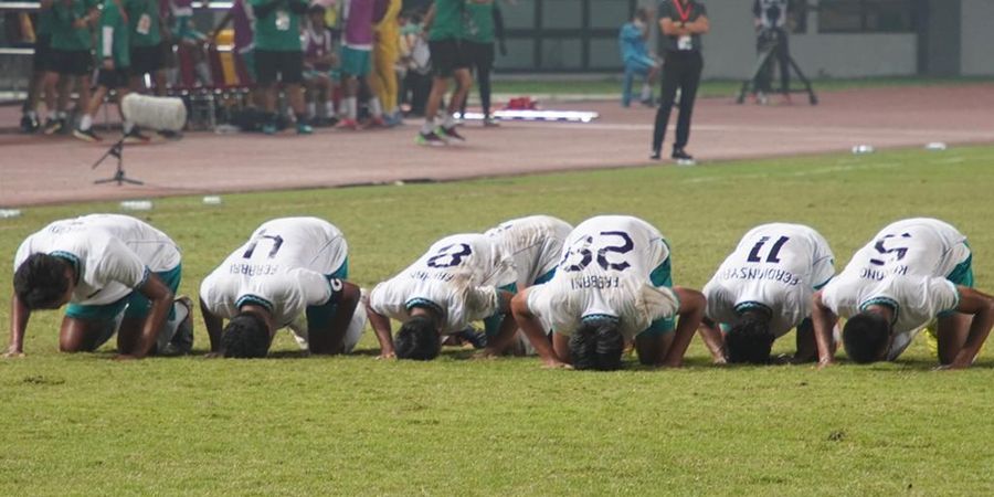 Selebrasi Sujud Syukur Timnas Indonesia Dikira Ritual Penyembah Rumput