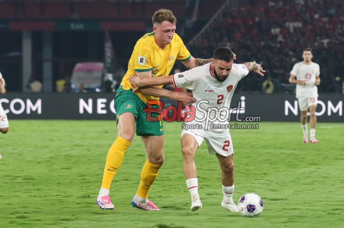 Calvin Verdonk (kanan) sedang menguasai bola dan dibayangi Harry Souttar (kiri) dalam laga babak ketiga Kualifikasi Piala Dunia 2026 antara timnas Indonesia versus timnas Australia di Stadion Utama Gelora Bung Karno, Senayan, Jakarta, Selasa (10/9/2024).