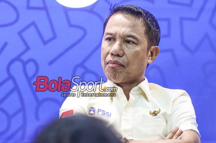 Sekretaris Jendral PSSI, Yunus Nusi, saat hadir dalam sesi jumpa pers di Menara Mandiri 2, Sudirman, Jakarta, Senin (28/4/2025) siang.