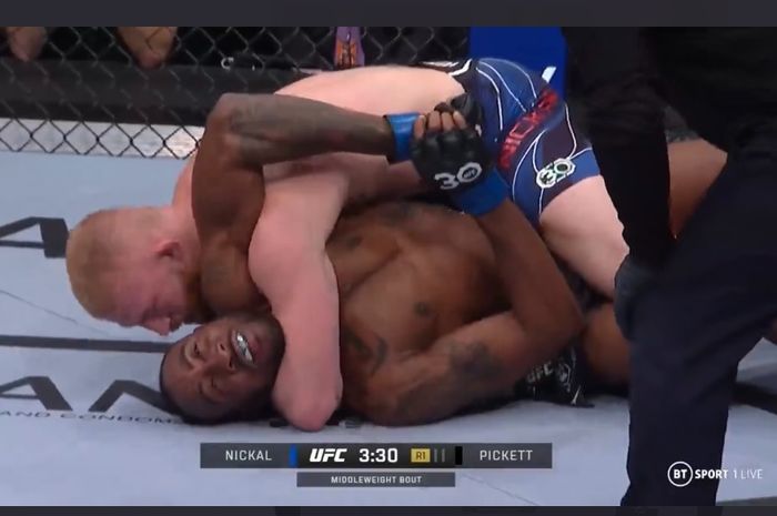 Jagoan kelas menengah, Bo Nickal, menang dengan kuncian yang pernah diperagakan Islam Makhachev dalam pertarungannya di UFC 285