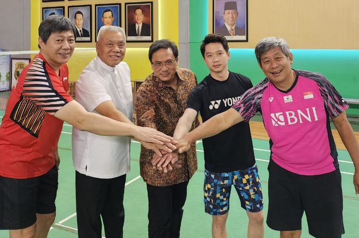 Pemain ganda putra, Kevin Sanjaya Sukamuljo (kedua dari kanan), telah menyelesaikan permasalahannya dengan kepala pelatih ganda putra, Herry Iman Pierngadi (paling kanan) setelah dimediasi oleh PBSI.