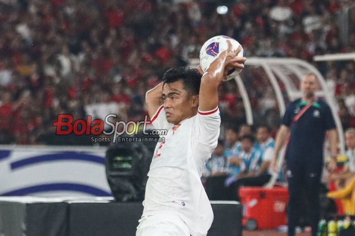 Pemain timnas Indonesia, Pratama Arhan, sedang melalukan lemparan ke dalam (throw in) saat bertanding di Stadion Utama Gelora Bung Karno, Senayan, Jakarta, Selasa (10/9/2024) malam.