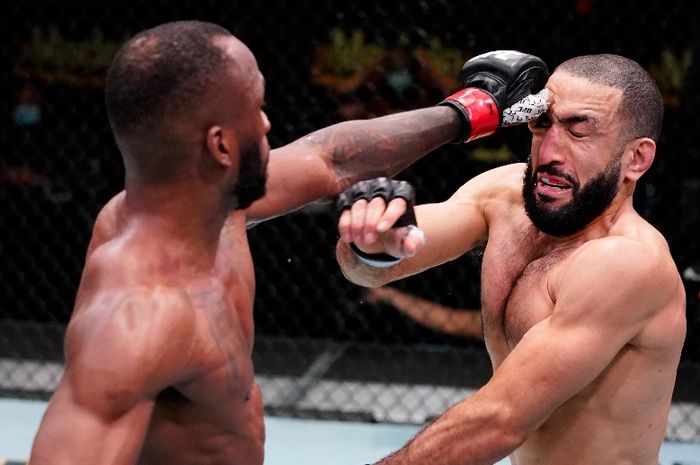 Leon Edwards melakukan aksi colokan mata saat berduel dengan Belal Muhammad pada gelaran UFC Vegas 21 (13/3/2021)