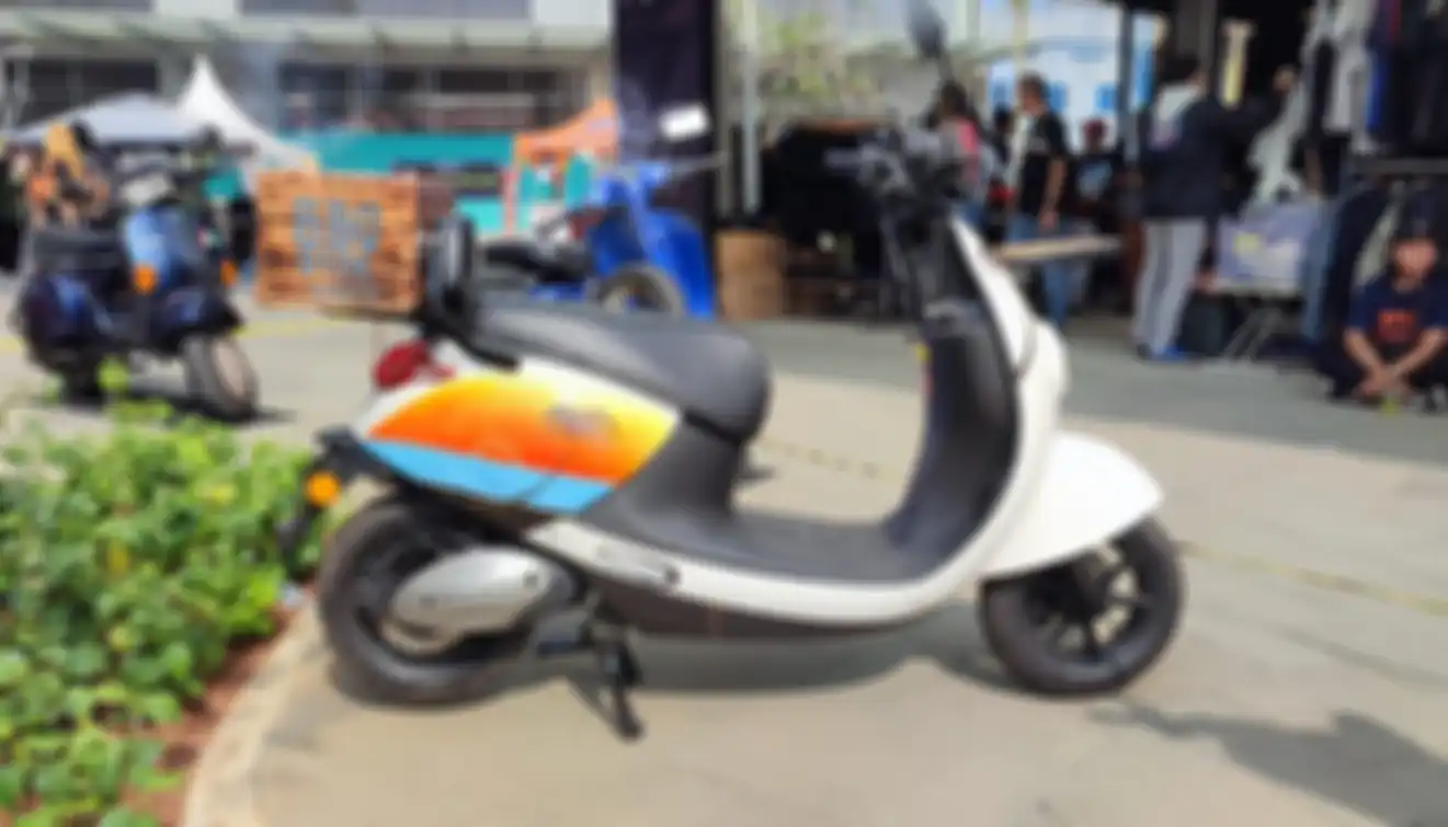 Terdapat lukisan grafis dengan tema pantai di beberapa bagian bodi motor listrik Viar Q1 ini.