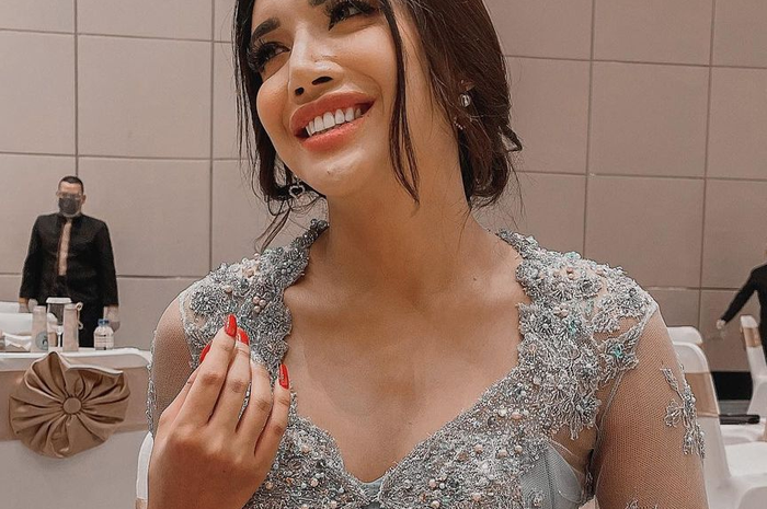 Penampilan Millen Cyrus dalam acara siraman Aurel Hermansyah