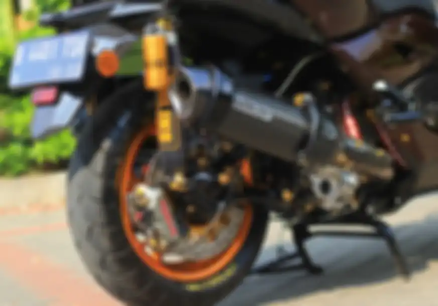 Cakram belakang menggunakan Brembo 300 mm dengan kaliper Brembo M4, pakem banget nih!