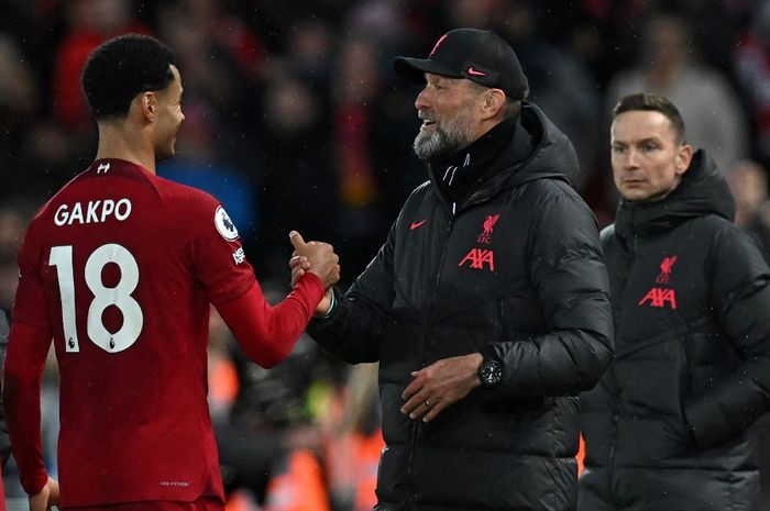 Striker Liverpool, Cody Gakpo, bersalaman dengan Juergen Klopp seusai laga Liga Inggris kontra Manchester United di Stadion Anfield, Minggu (5/3/2023). Soal gol pertama ke gawang Man United, Gakpo akui sudah sering latihan.