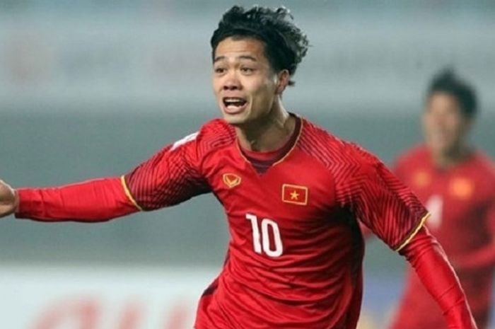  Striker timnas Vietnam, Nguyen Cong Phuong merayakan golnya dalam pertandingan persahabatan.